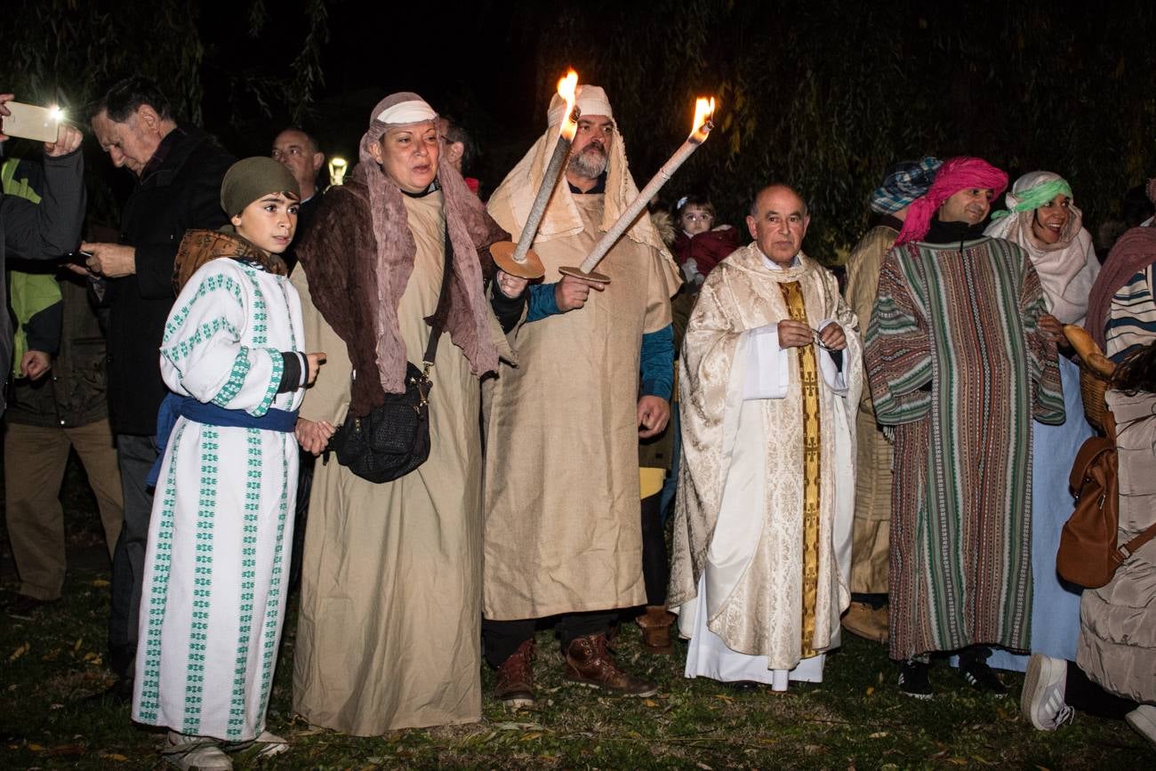 inauguración del árbol de Grañón, hecho con unas 1.600 botellas de vino. Su encendido se ha rodeado de otros actos, como una misa, la representación de un Belén viviente, degustaciones de caldo y patatas asadas y una rifa.