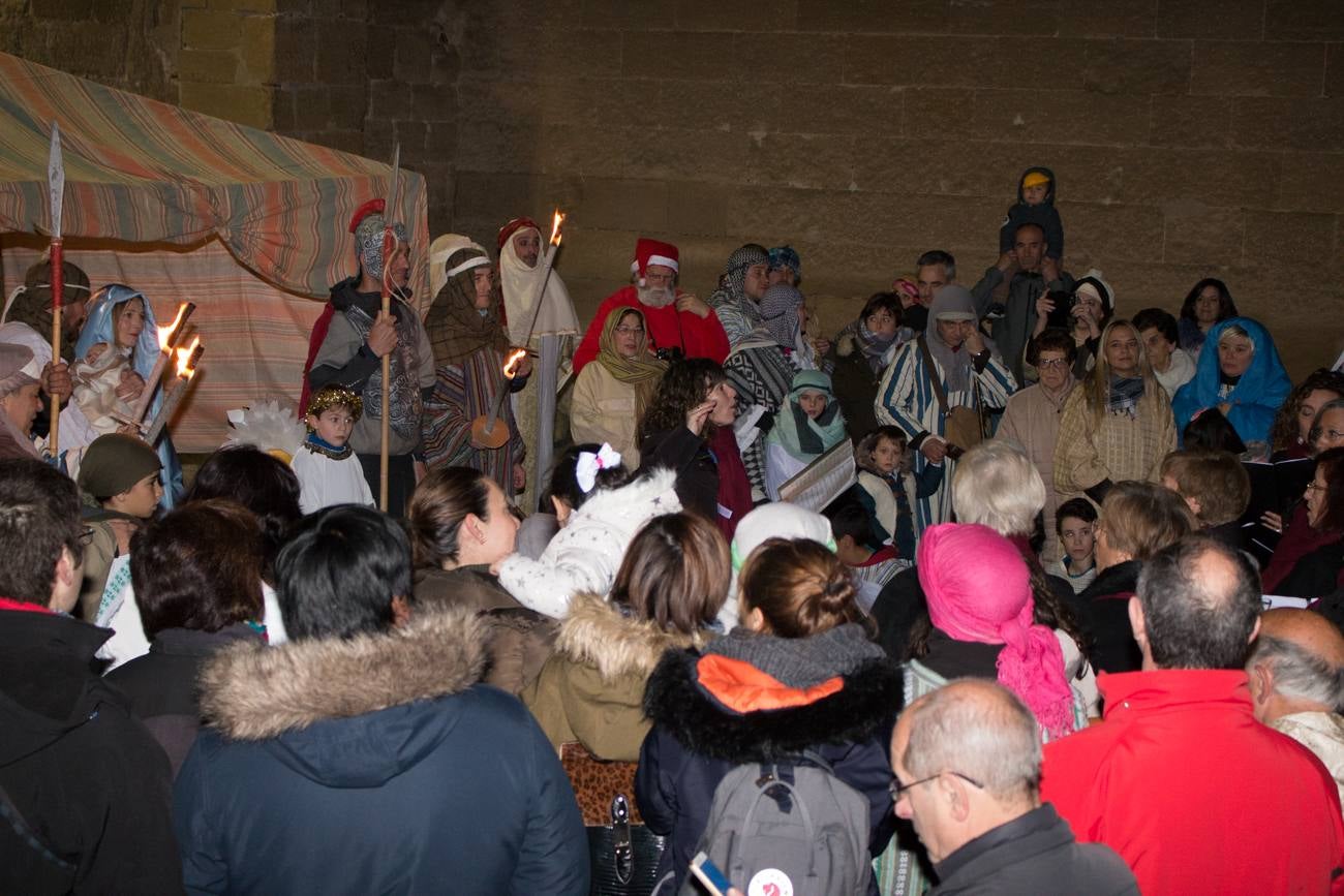 inauguración del árbol de Grañón, hecho con unas 1.600 botellas de vino. Su encendido se ha rodeado de otros actos, como una misa, la representación de un Belén viviente, degustaciones de caldo y patatas asadas y una rifa.