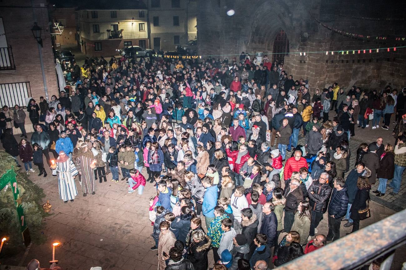 inauguración del árbol de Grañón, hecho con unas 1.600 botellas de vino. Su encendido se ha rodeado de otros actos, como una misa, la representación de un Belén viviente, degustaciones de caldo y patatas asadas y una rifa.