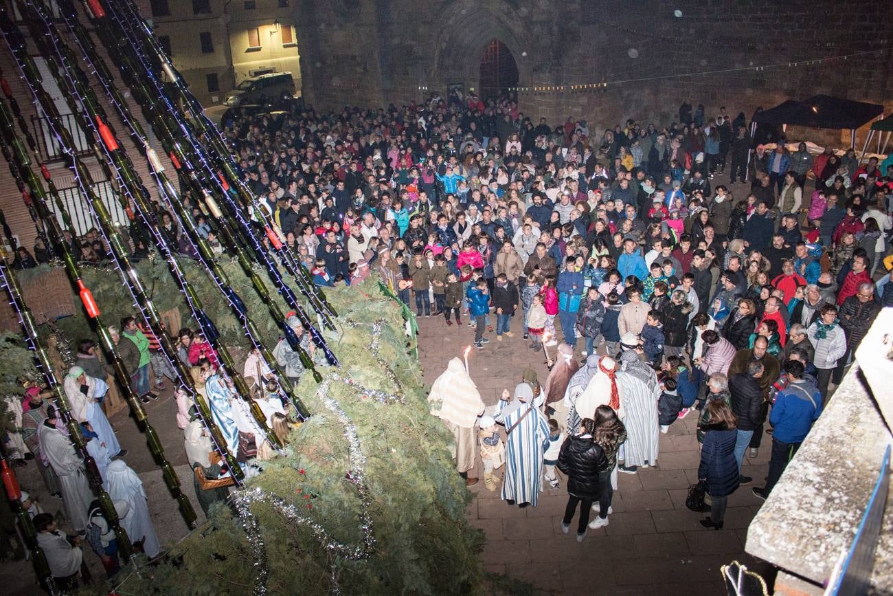 inauguración del árbol de Grañón, hecho con unas 1.600 botellas de vino. Su encendido se ha rodeado de otros actos, como una misa, la representación de un Belén viviente, degustaciones de caldo y patatas asadas y una rifa.