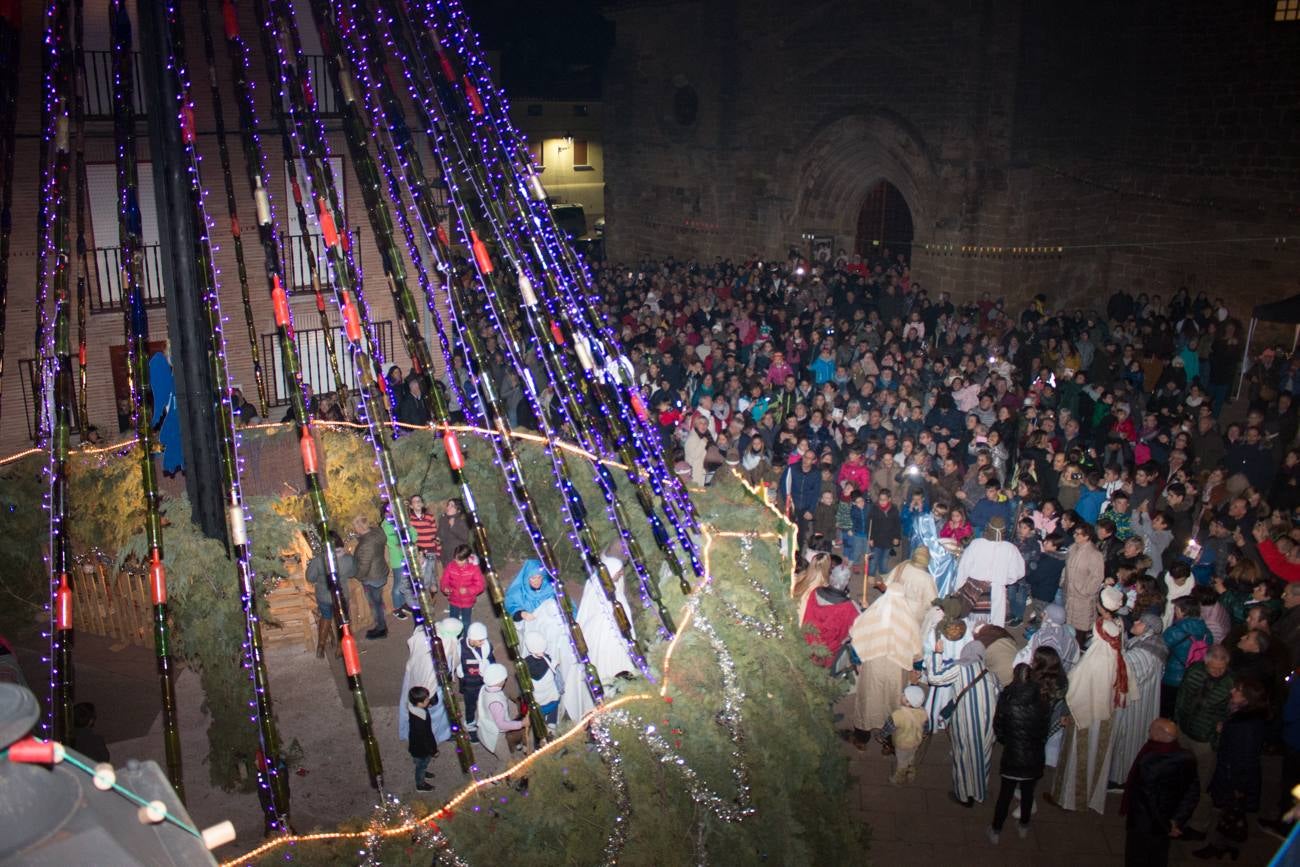 inauguración del árbol de Grañón, hecho con unas 1.600 botellas de vino. Su encendido se ha rodeado de otros actos, como una misa, la representación de un Belén viviente, degustaciones de caldo y patatas asadas y una rifa.