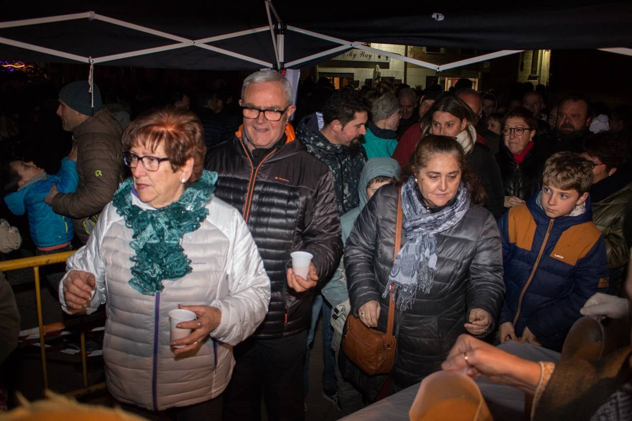 inauguración del árbol de Grañón, hecho con unas 1.600 botellas de vino. Su encendido se ha rodeado de otros actos, como una misa, la representación de un Belén viviente, degustaciones de caldo y patatas asadas y una rifa.