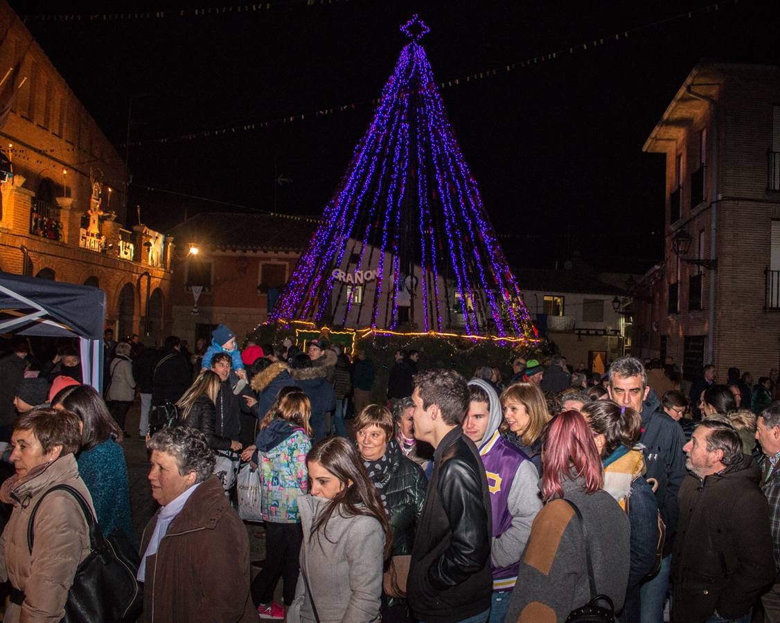 inauguración del árbol de Grañón, hecho con unas 1.600 botellas de vino. Su encendido se ha rodeado de otros actos, como una misa, la representación de un Belén viviente, degustaciones de caldo y patatas asadas y una rifa.