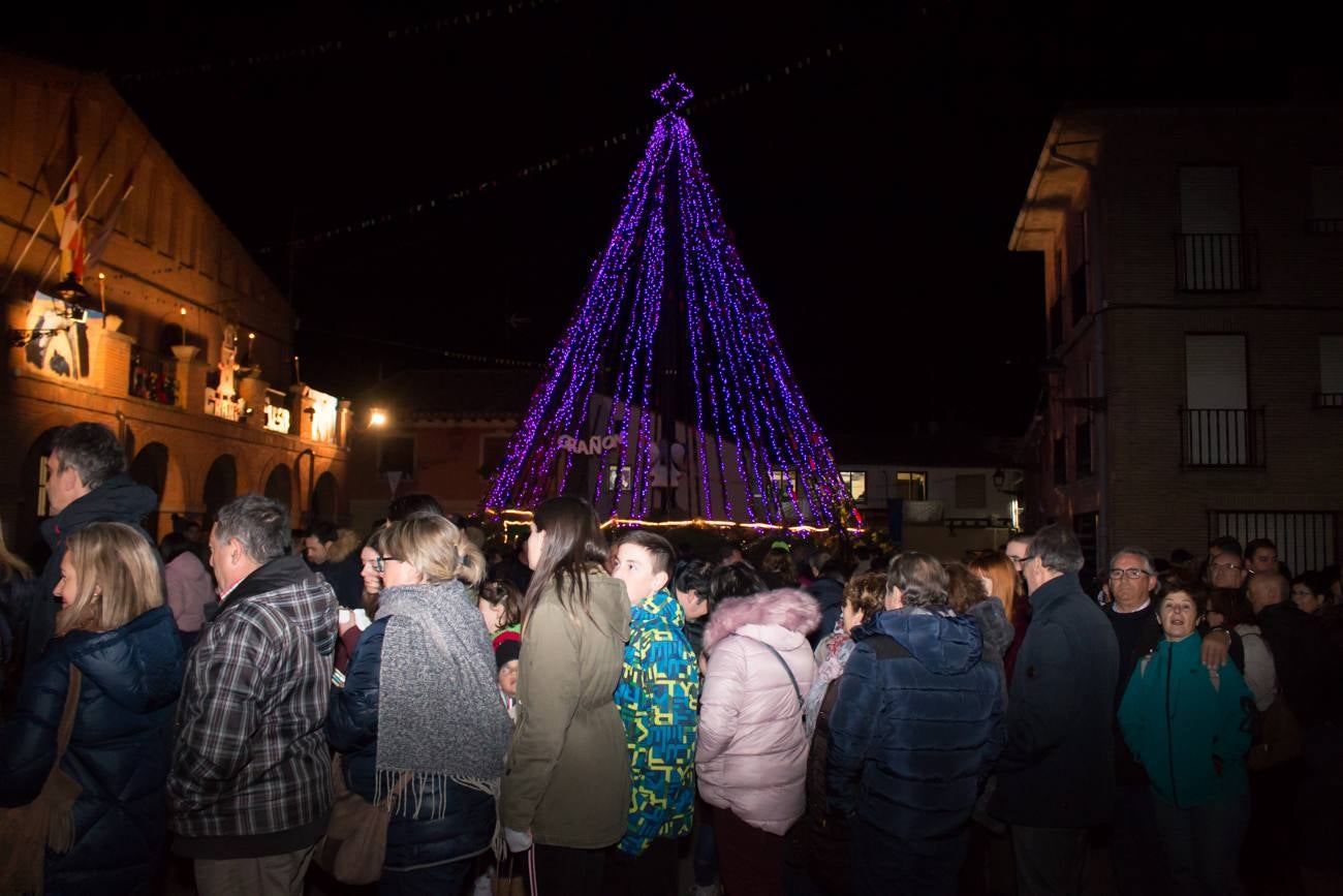 inauguración del árbol de Grañón, hecho con unas 1.600 botellas de vino. Su encendido se ha rodeado de otros actos, como una misa, la representación de un Belén viviente, degustaciones de caldo y patatas asadas y una rifa.