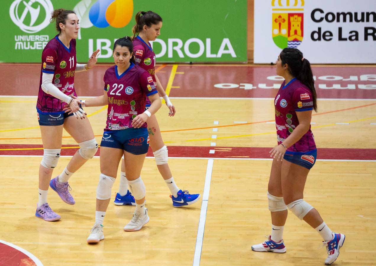 Las logroñesas vencen al OSACC Haro Rioja Voley con un 3-0 liderado por la capitana Dani y que les afianza en el liderato de la Liga Iberdrola