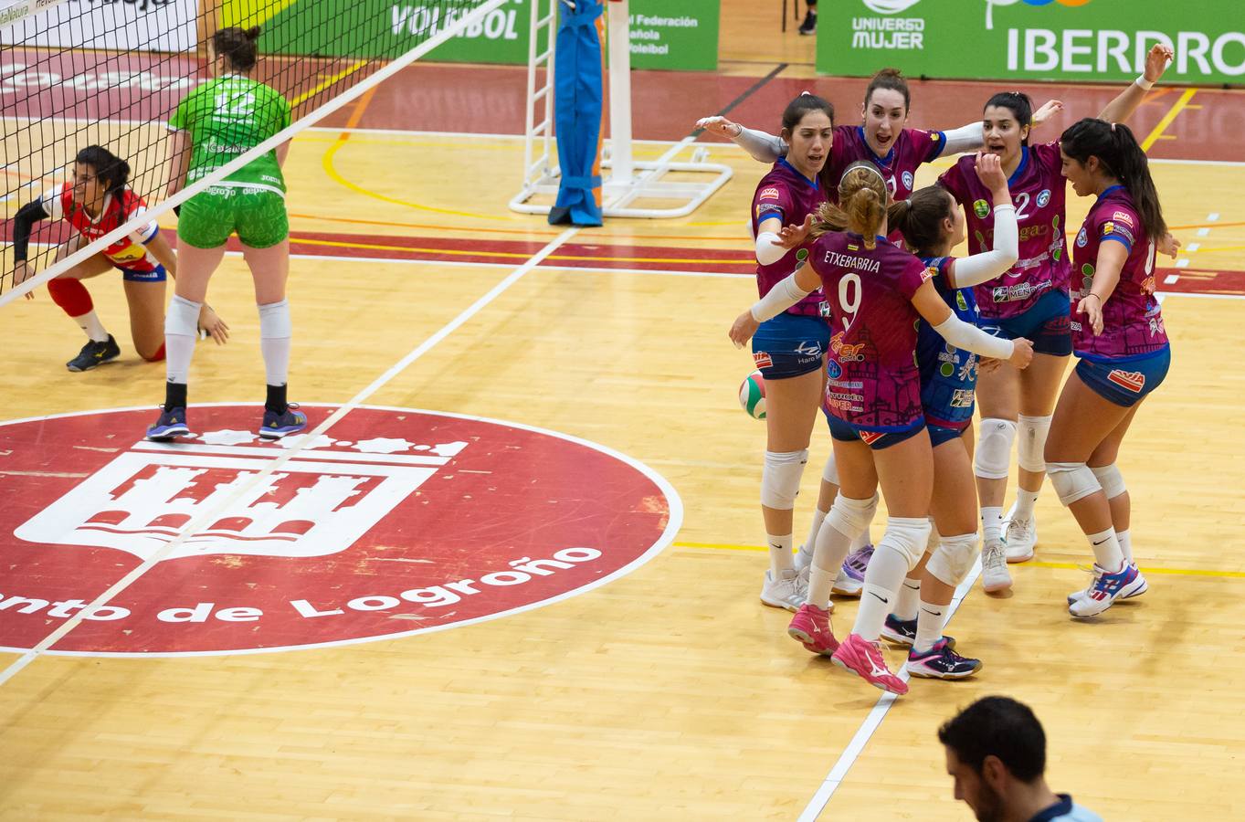 Las logroñesas vencen al OSACC Haro Rioja Voley con un 3-0 liderado por la capitana Dani y que les afianza en el liderato de la Liga Iberdrola