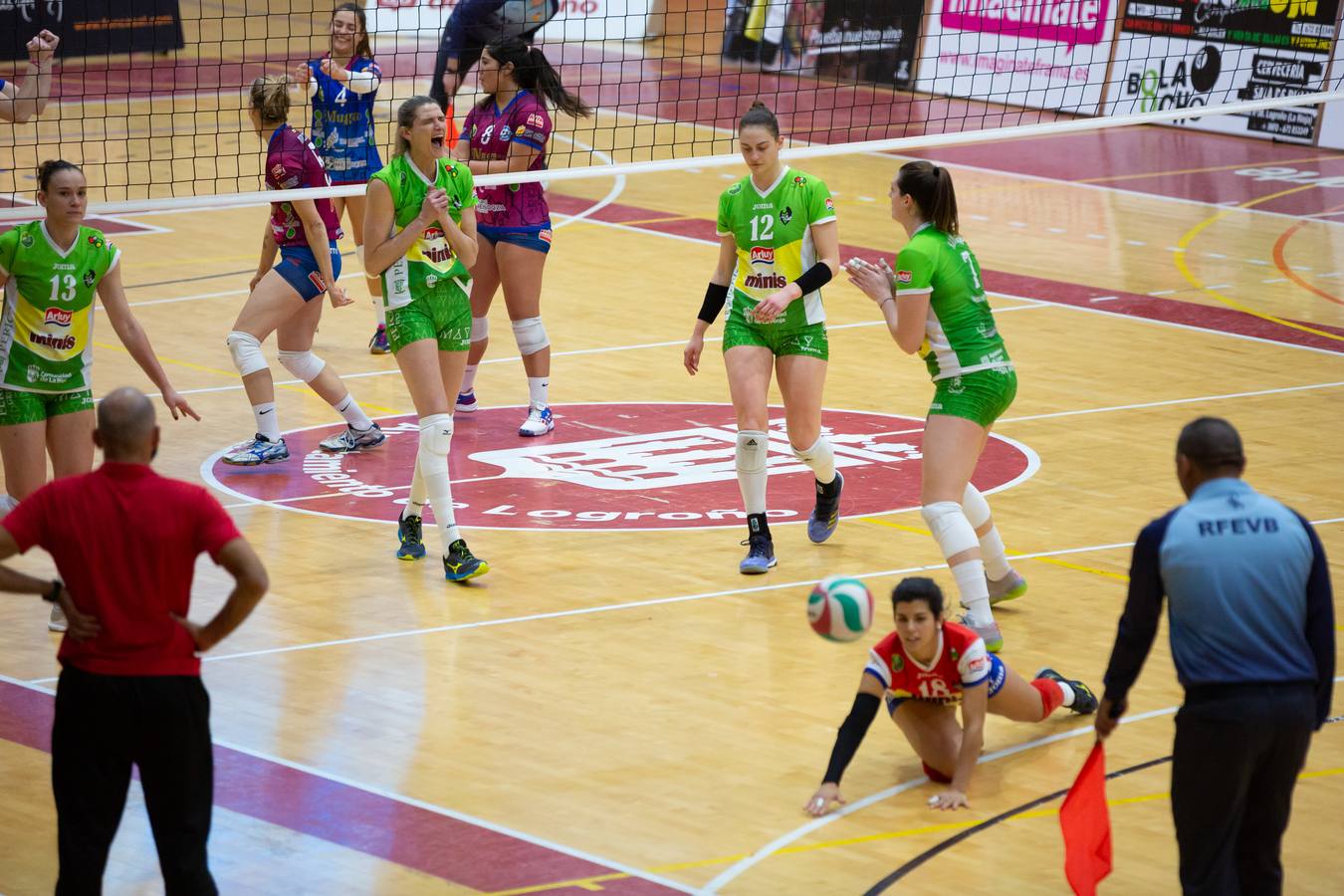 Las logroñesas vencen al OSACC Haro Rioja Voley con un 3-0 liderado por la capitana Dani y que les afianza en el liderato de la Liga Iberdrola