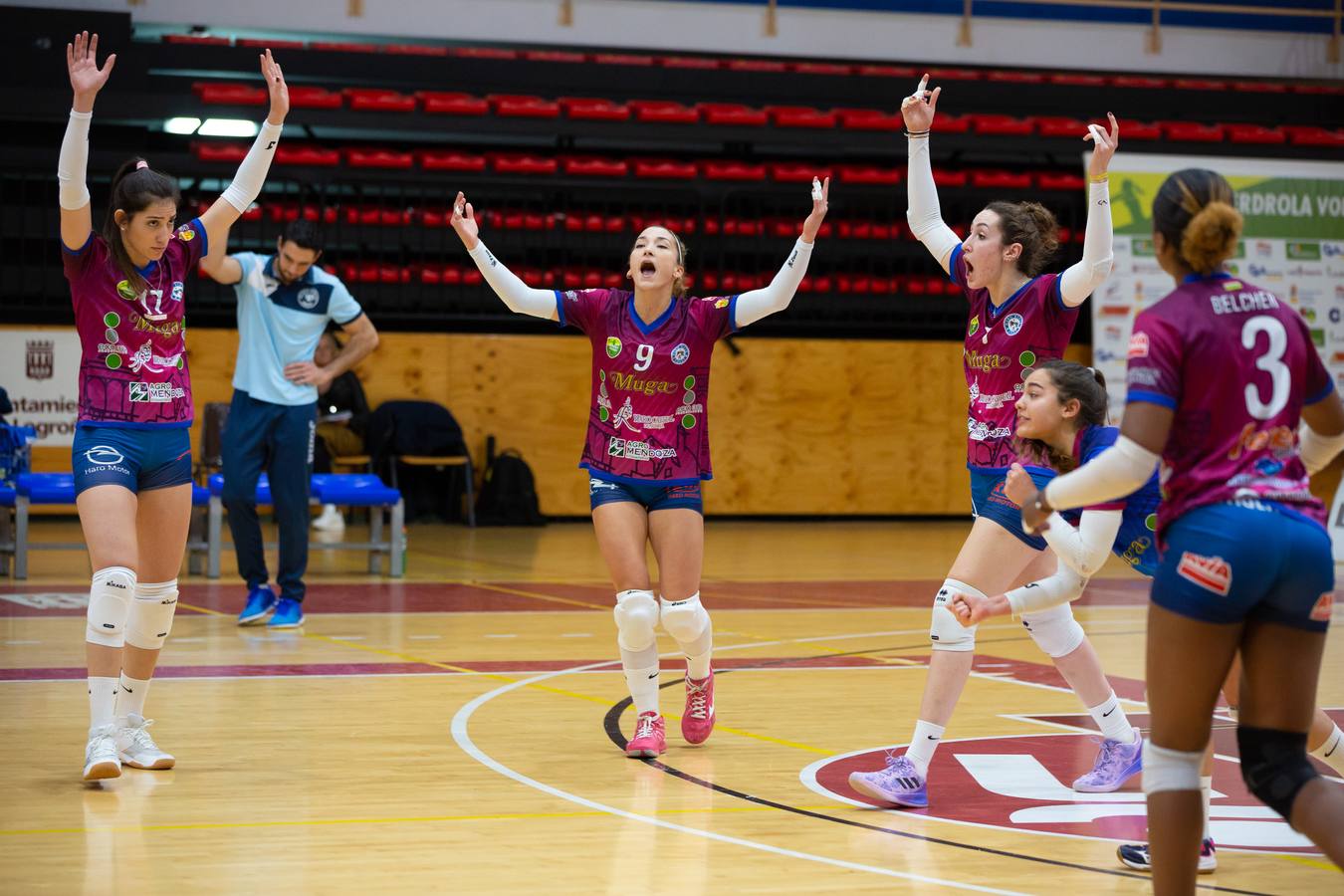 Las logroñesas vencen al OSACC Haro Rioja Voley con un 3-0 liderado por la capitana Dani y que les afianza en el liderato de la Liga Iberdrola