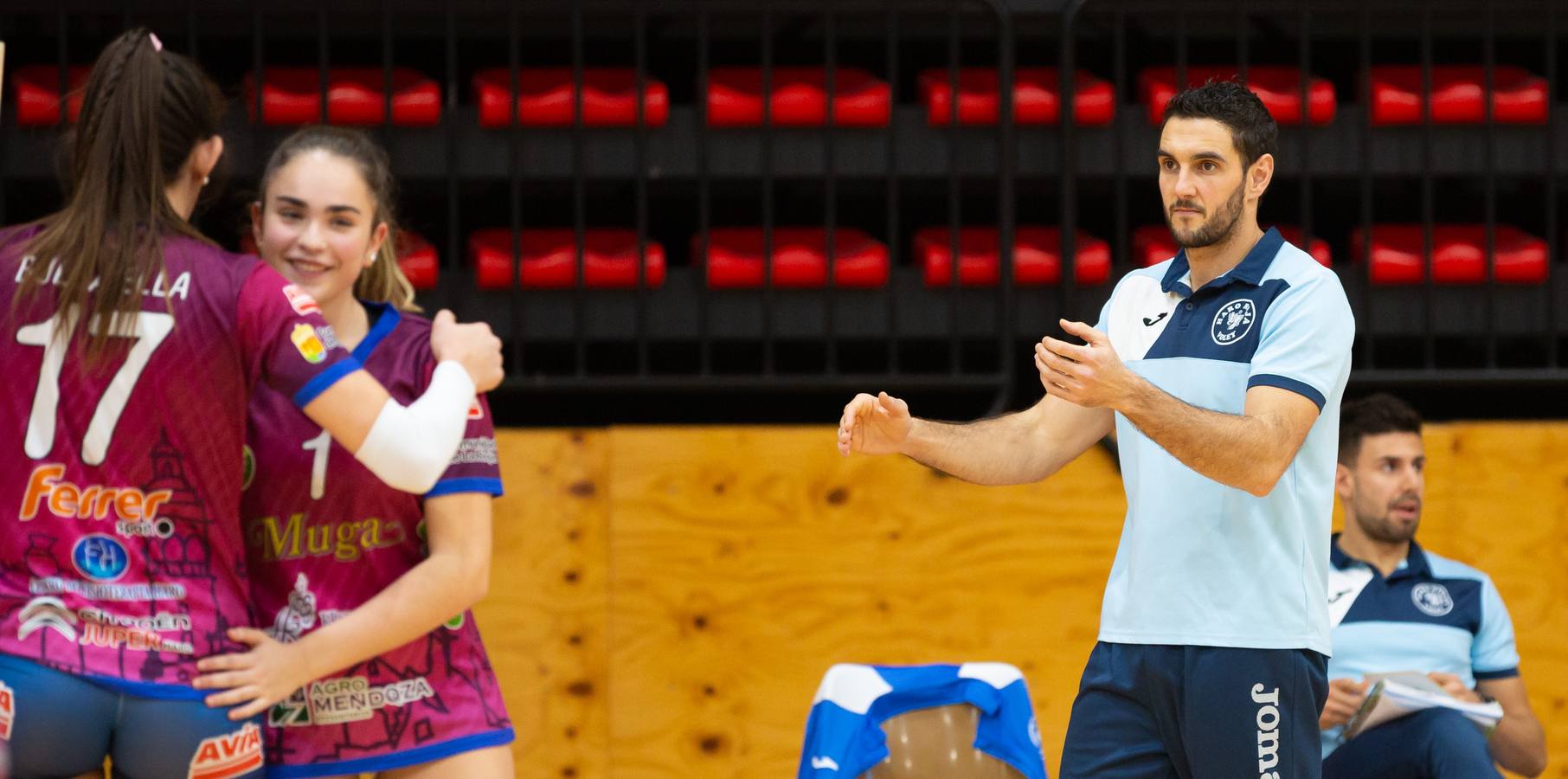 Las logroñesas vencen al OSACC Haro Rioja Voley con un 3-0 liderado por la capitana Dani y que les afianza en el liderato de la Liga Iberdrola