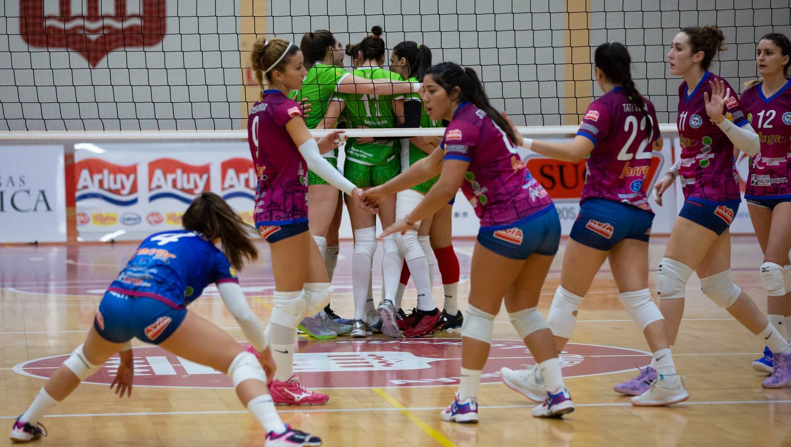 Las logroñesas vencen al OSACC Haro Rioja Voley con un 3-0 liderado por la capitana Dani y que les afianza en el liderato de la Liga Iberdrola