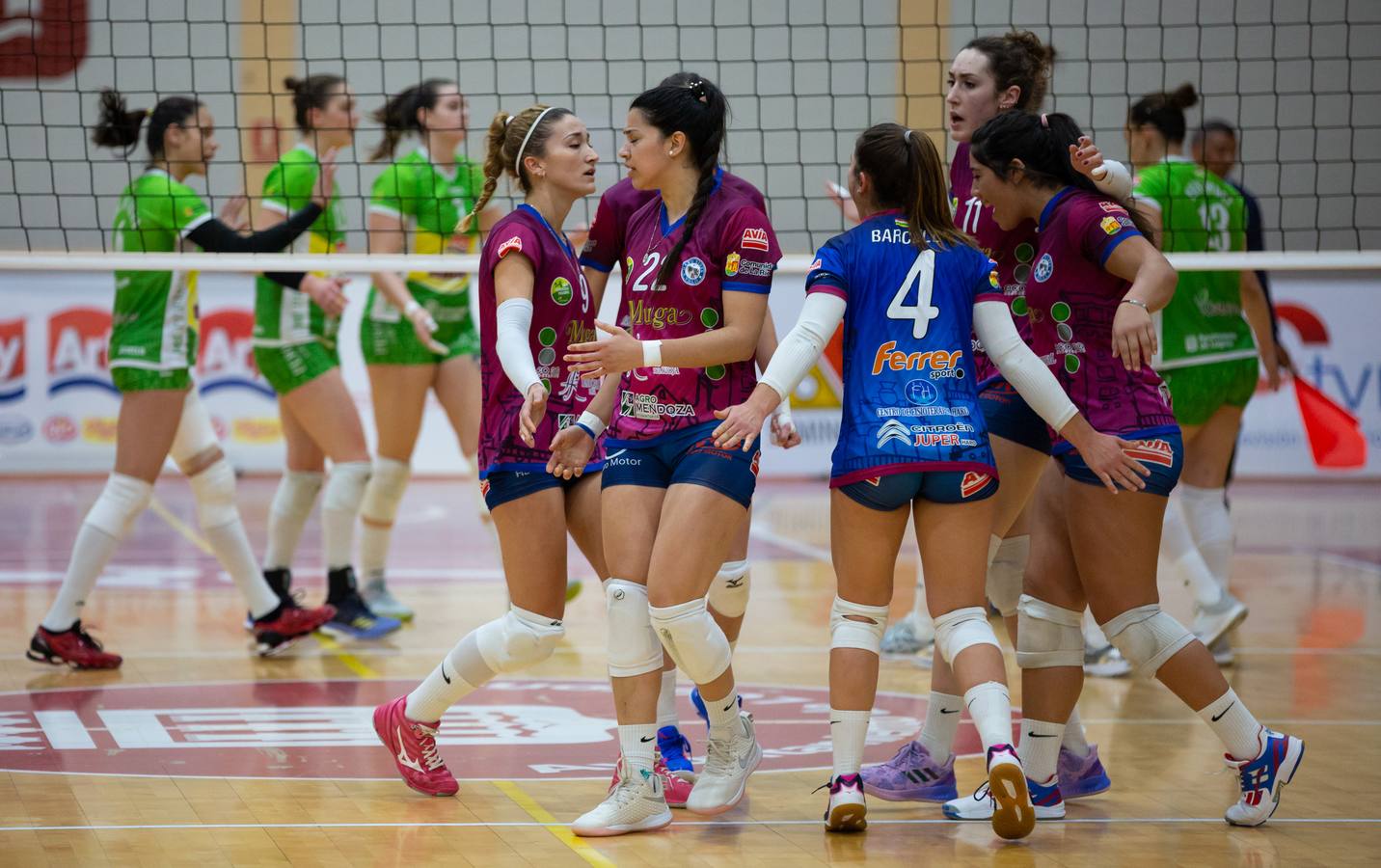 Las logroñesas vencen al OSACC Haro Rioja Voley con un 3-0 liderado por la capitana Dani y que les afianza en el liderato de la Liga Iberdrola