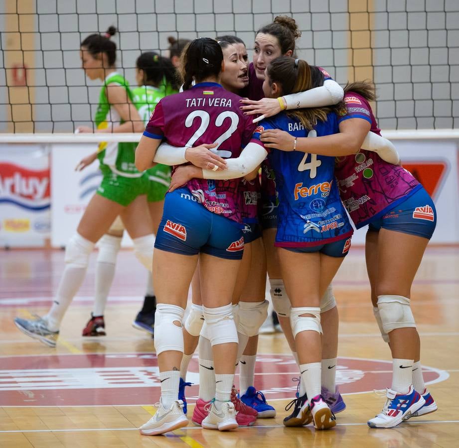 Las logroñesas vencen al OSACC Haro Rioja Voley con un 3-0 liderado por la capitana Dani y que les afianza en el liderato de la Liga Iberdrola