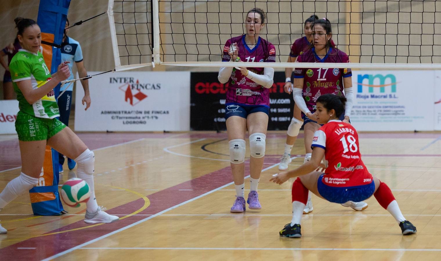 Las logroñesas vencen al OSACC Haro Rioja Voley con un 3-0 liderado por la capitana Dani y que les afianza en el liderato de la Liga Iberdrola