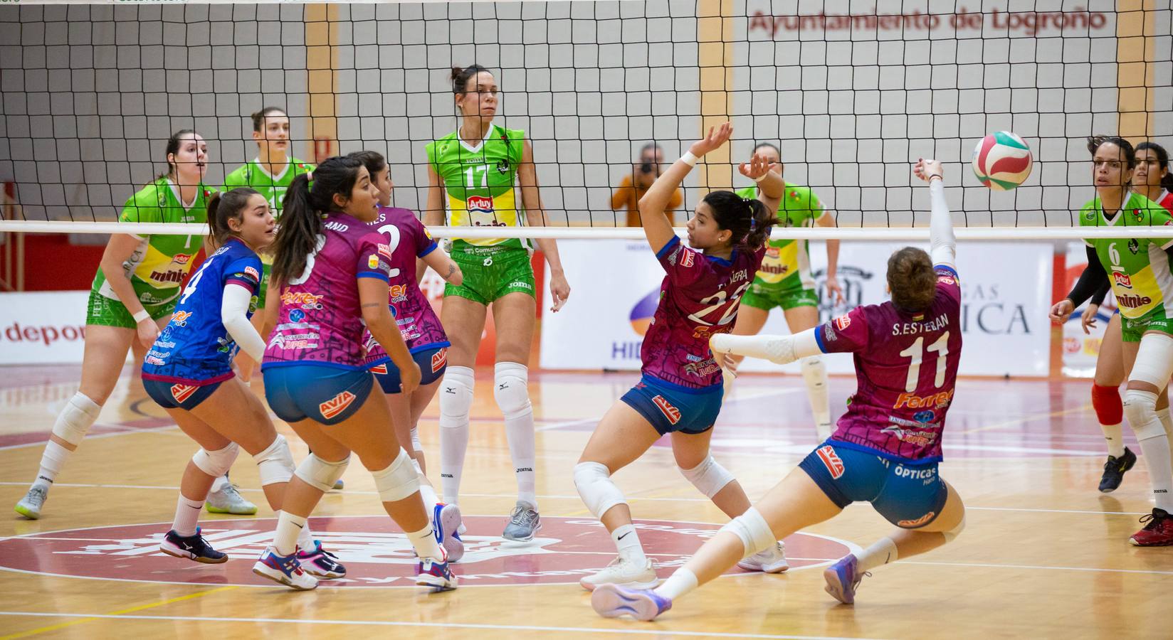 Las logroñesas vencen al OSACC Haro Rioja Voley con un 3-0 liderado por la capitana Dani y que les afianza en el liderato de la Liga Iberdrola