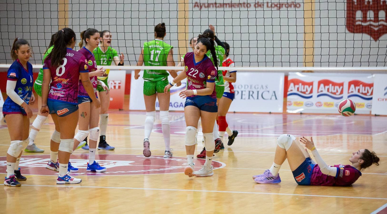 Las logroñesas vencen al OSACC Haro Rioja Voley con un 3-0 liderado por la capitana Dani y que les afianza en el liderato de la Liga Iberdrola