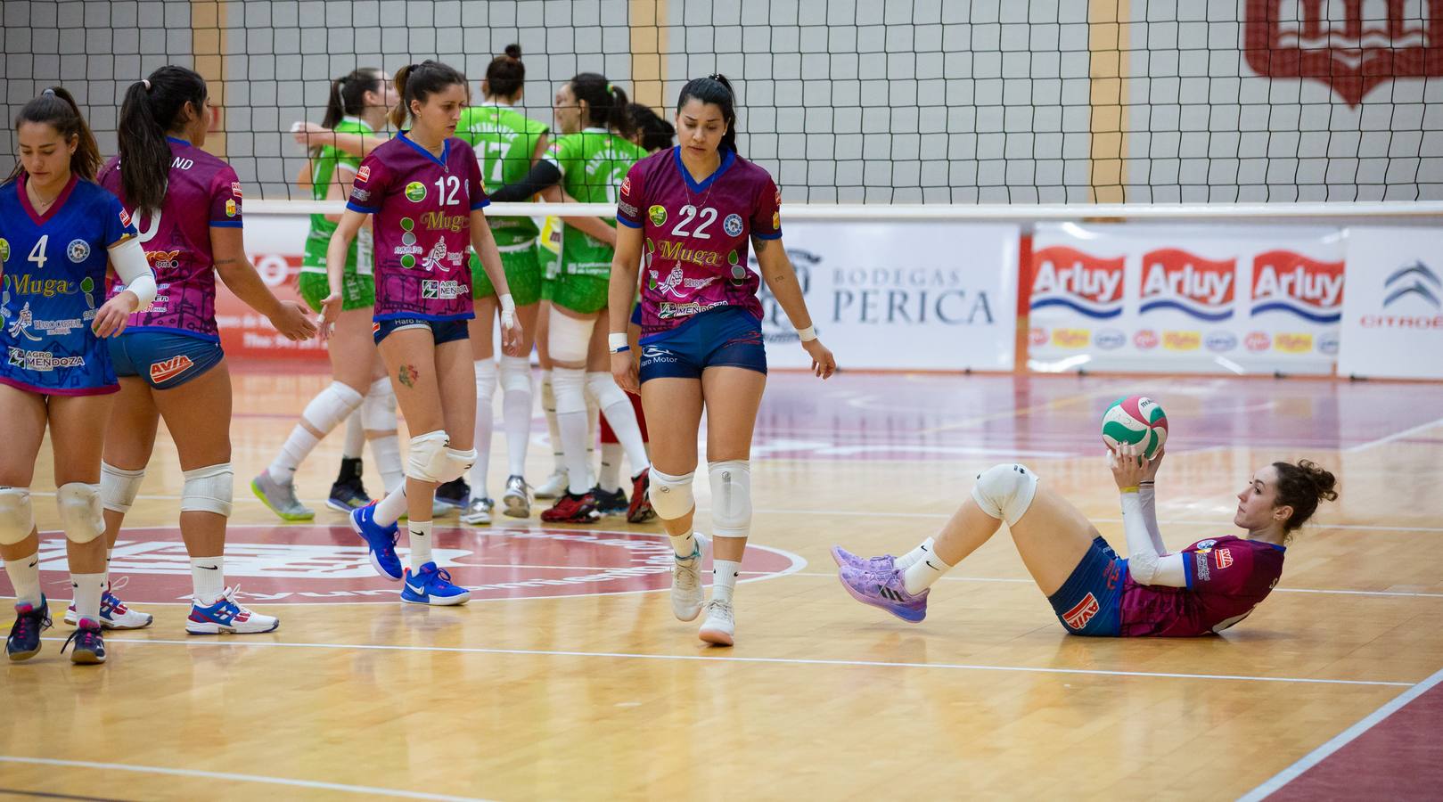 Las logroñesas vencen al OSACC Haro Rioja Voley con un 3-0 liderado por la capitana Dani y que les afianza en el liderato de la Liga Iberdrola