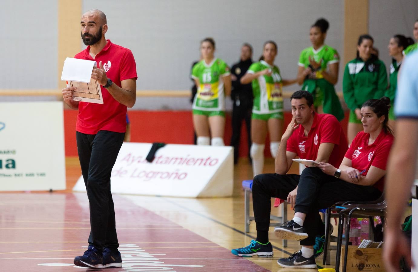 Las logroñesas vencen al OSACC Haro Rioja Voley con un 3-0 liderado por la capitana Dani y que les afianza en el liderato de la Liga Iberdrola