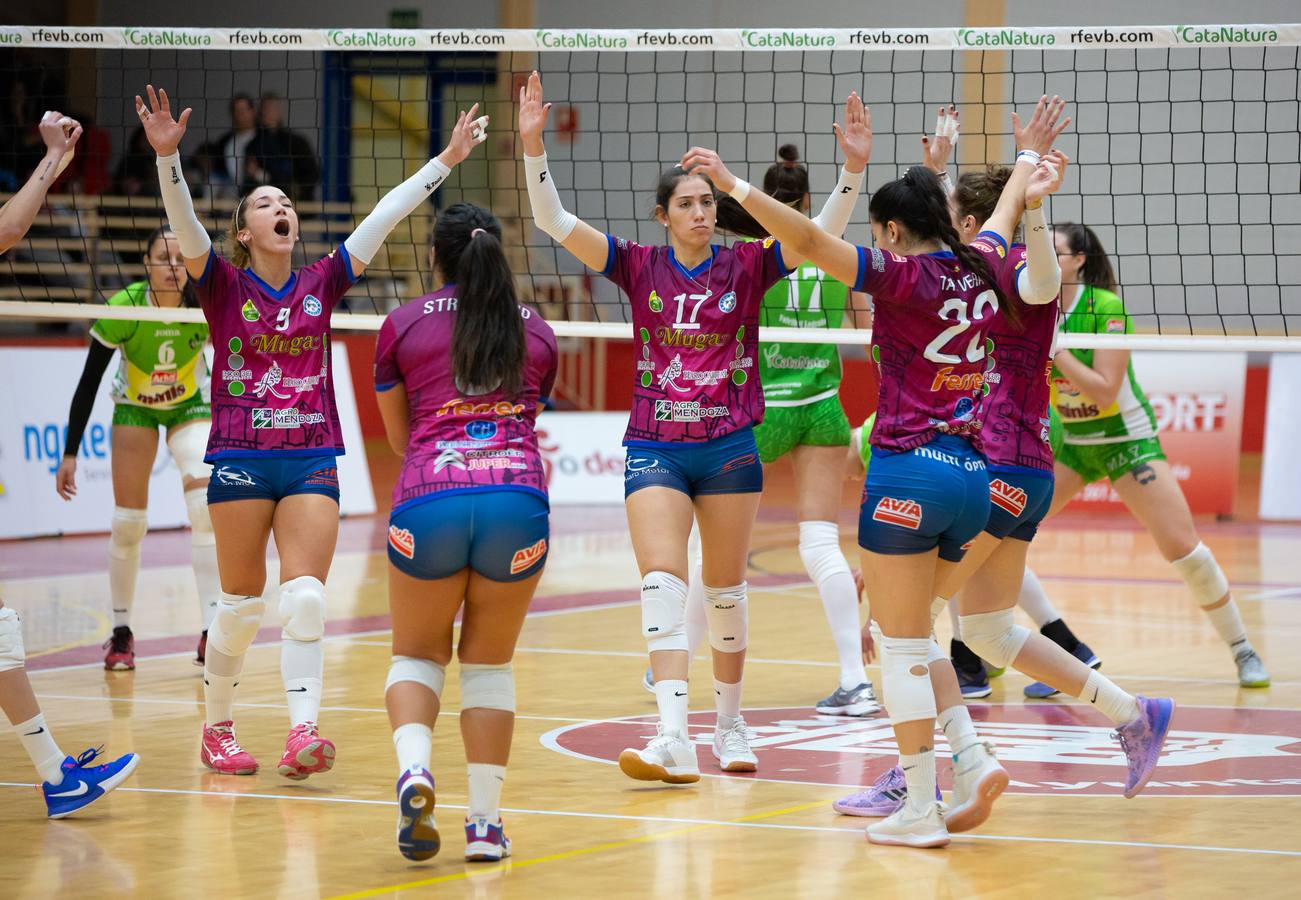 Las logroñesas vencen al OSACC Haro Rioja Voley con un 3-0 liderado por la capitana Dani y que les afianza en el liderato de la Liga Iberdrola