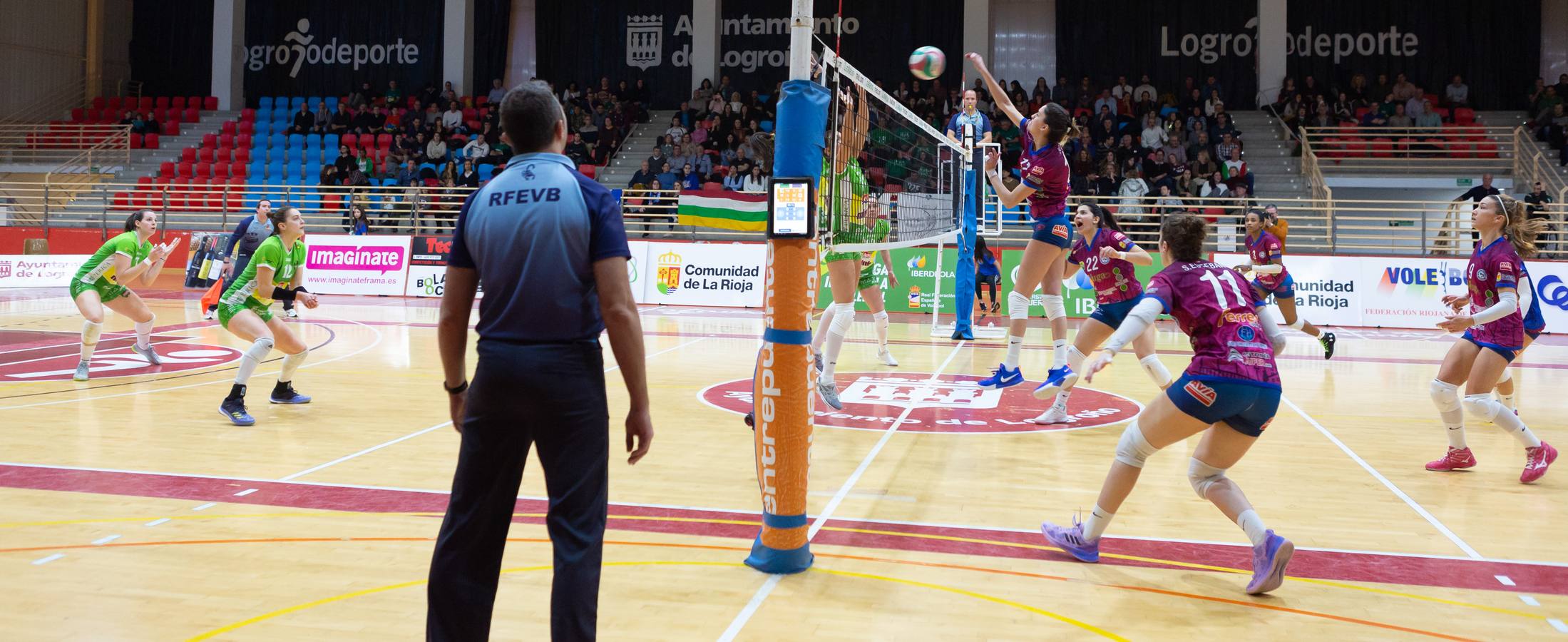 Las logroñesas vencen al OSACC Haro Rioja Voley con un 3-0 liderado por la capitana Dani y que les afianza en el liderato de la Liga Iberdrola