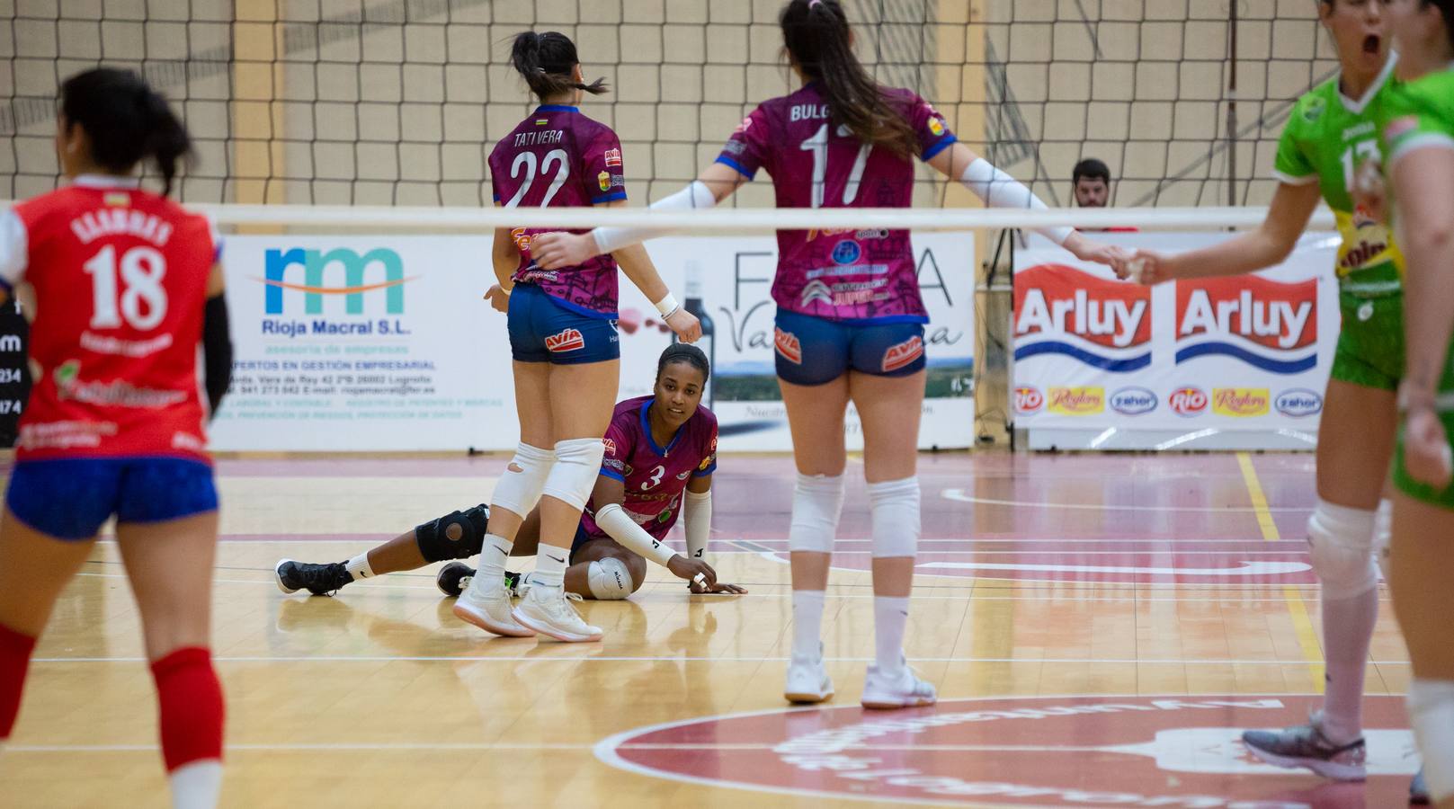 Las logroñesas vencen al OSACC Haro Rioja Voley con un 3-0 liderado por la capitana Dani y que les afianza en el liderato de la Liga Iberdrola