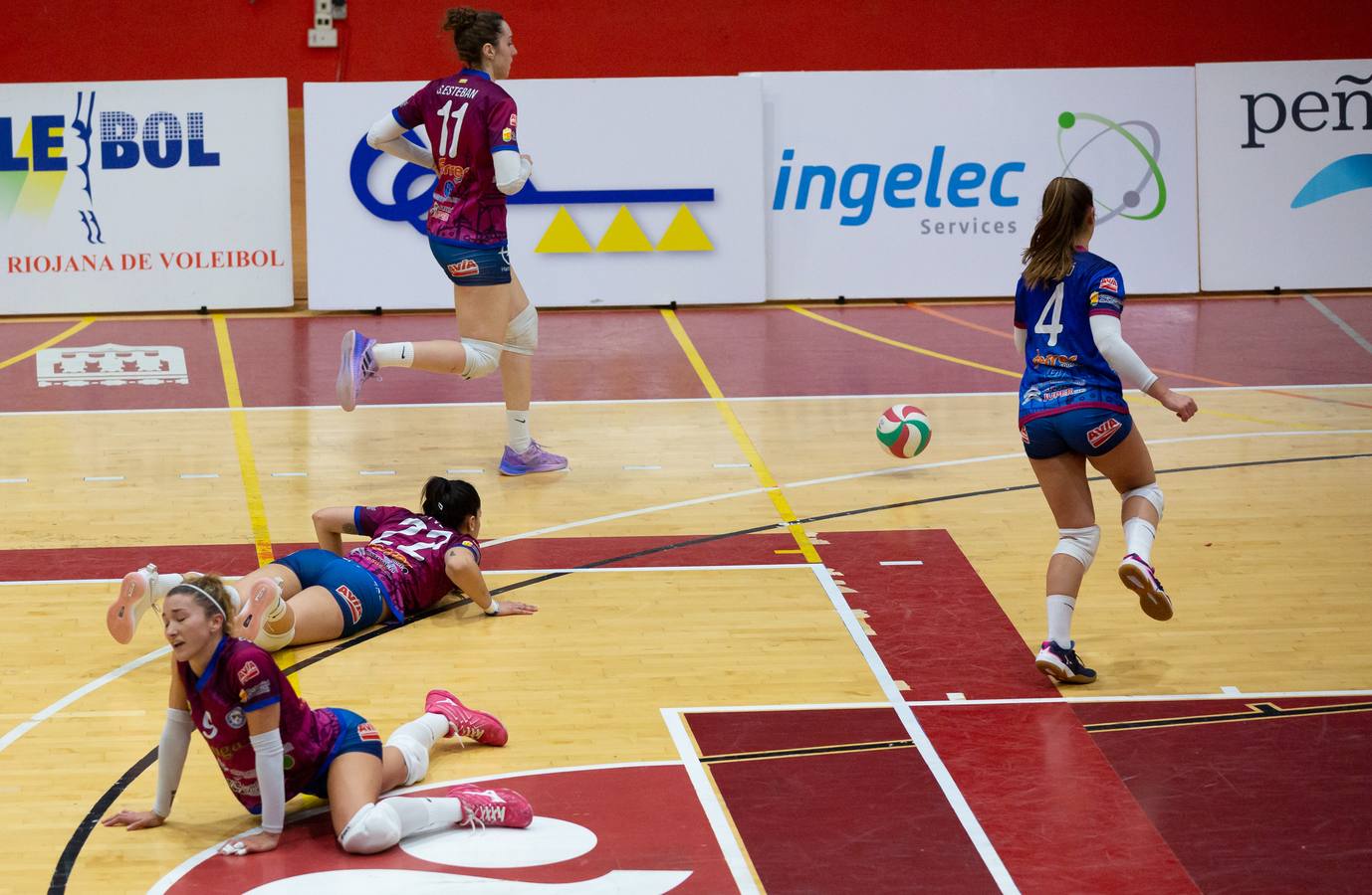 Las logroñesas vencen al OSACC Haro Rioja Voley con un 3-0 liderado por la capitana Dani y que les afianza en el liderato de la Liga Iberdrola