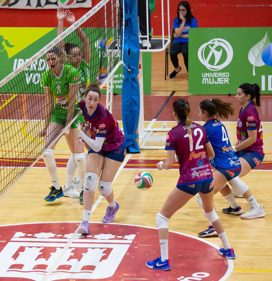 Las logroñesas vencen al OSACC Haro Rioja Voley con un 3-0 liderado por la capitana Dani y que les afianza en el liderato de la Liga Iberdrola