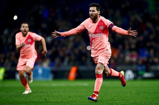 Leo Messi celebra uno de los dos goles que anotó ayer en el estadio de Cornellà-El Prat. :: efe
