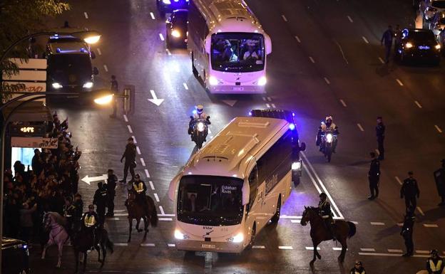 Los autobuses fueron sin distintivos de los equipos. 