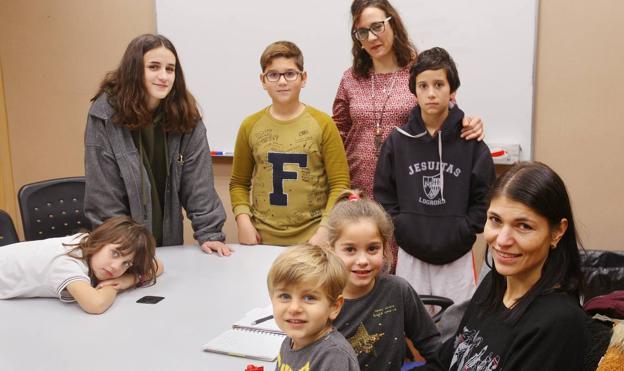 Tres o más. Representantes de las familias numerosas riojanas, en las instalaciones de Diario LA RIOJA. 