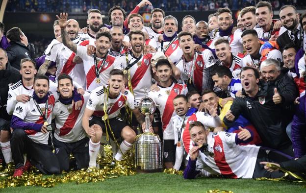 Jugadores y técnicos de River festejan su triunfo en la Copa Libertadores. :: reuters
