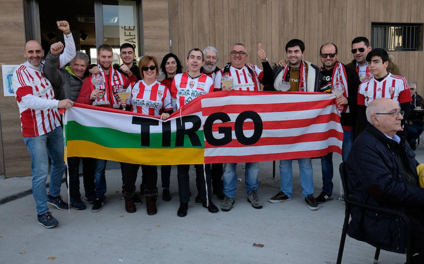 Cerca de un millar de aficionados riojanos acudieron ayer a Anduva para disfrutar con la UDL. La derrota (1-0) en casa del Mirandés no anuló las buenas esperanzas de este equipo y de su afición para la temporada. 