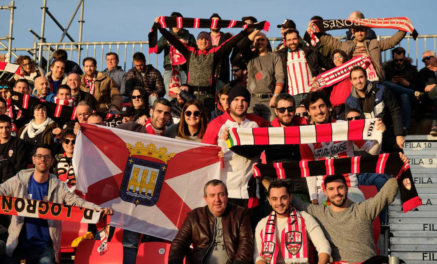 Cerca de un millar de aficionados riojanos acudieron ayer a Anduva para disfrutar con la UDL. La derrota (1-0) en casa del Mirandés no anuló las buenas esperanzas de este equipo y de su afición para la temporada. 