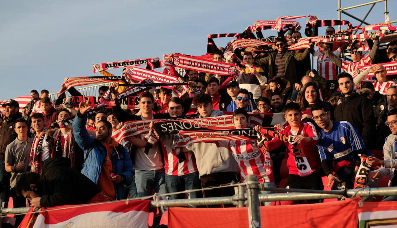 Cerca de un millar de aficionados riojanos acudieron ayer a Anduva para disfrutar con la UDL. La derrota (1-0) en casa del Mirandés no anuló las buenas esperanzas de este equipo y de su afición para la temporada. 