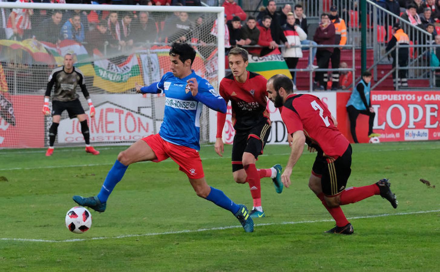 Cerca de un millar de aficionados riojanos acudieron ayer a Anduva para disfrutar con la UDL. La derrota (1-0) en casa del Mirandés no anuló las buenas esperanzas de este equipo y de su afición para la temporada. 