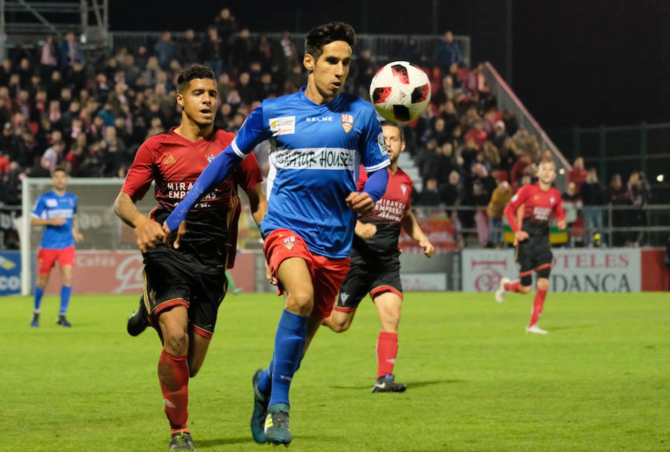 Cerca de un millar de aficionados riojanos acudieron ayer a Anduva para disfrutar con la UDL. La derrota (1-0) en casa del Mirandés no anuló las buenas esperanzas de este equipo y de su afición para la temporada. 