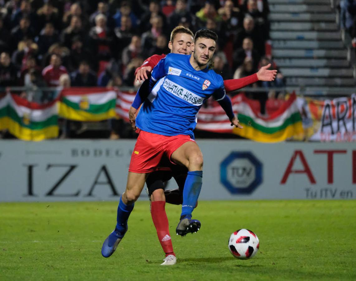 Cerca de un millar de aficionados riojanos acudieron ayer a Anduva para disfrutar con la UDL. La derrota (1-0) en casa del Mirandés no anuló las buenas esperanzas de este equipo y de su afición para la temporada. 