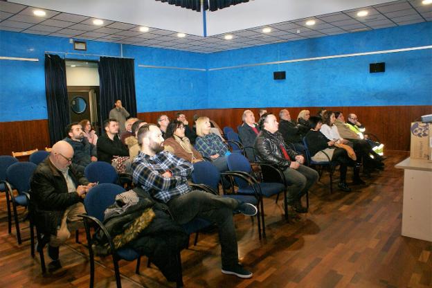 Asistentes a la charla coloquio sobre las ambulancias. 