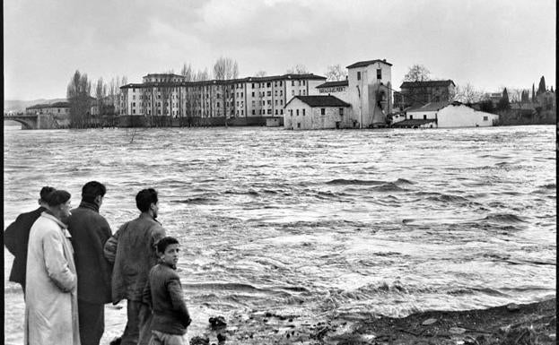 Imagen principal - Inundaciones del Ebro a su paso por Logroño; patio del colegio Valvanera y 'Manola' frente a la Redonda. 