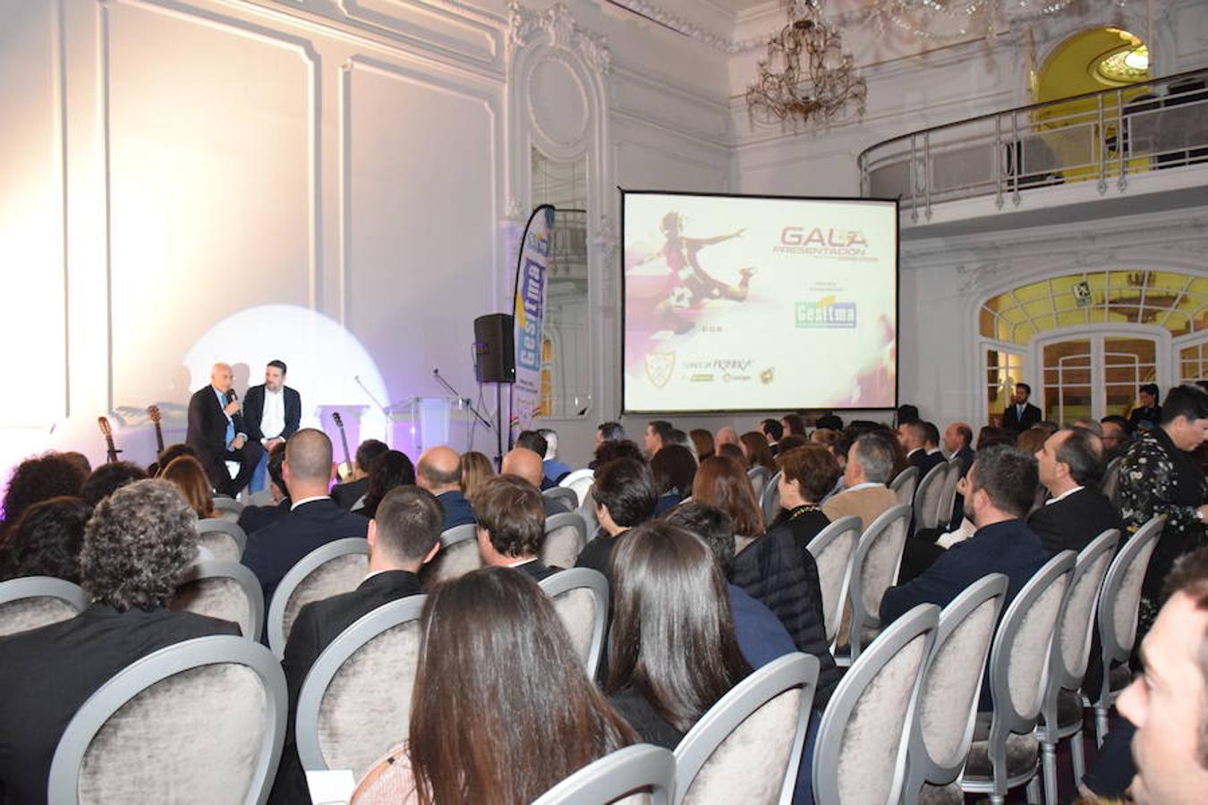 La plantilla y el resto de los componentes del cuerpo técnico y directivo del EDF se visió ayer de gala junto a su patrocinador Gesitma. Enel acto también se aprovechó para homenajear a la central Ana Tejada, campeona del mundo sub'17.