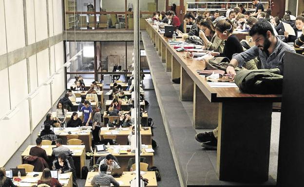 Estudiantes llenan una de las bibliotecas de la Universidad de Valladolid.