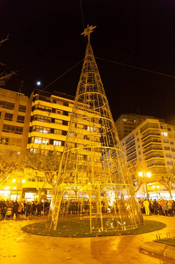 Esta tarde se ha encendido el árbol cónico, que tiene una altura de 20 metros más la estrella y de cinco metros de diámetro, en el paseo de El Espolón logroñés