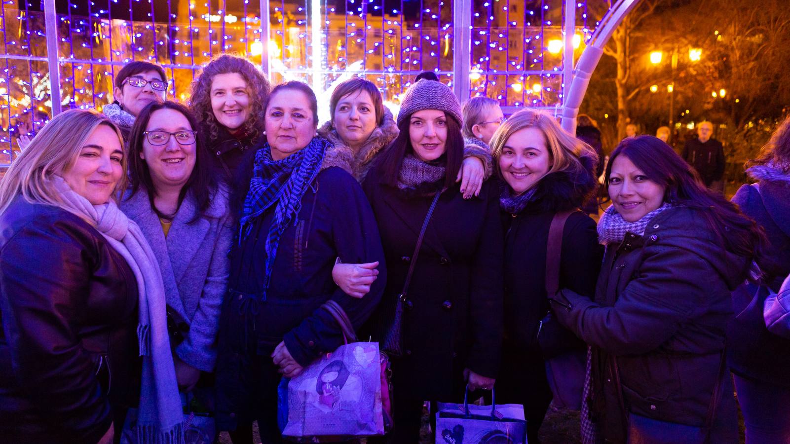 Esta tarde se ha encendido el árbol cónico, que tiene una altura de 20 metros más la estrella y de cinco metros de diámetro, en el paseo de El Espolón logroñés