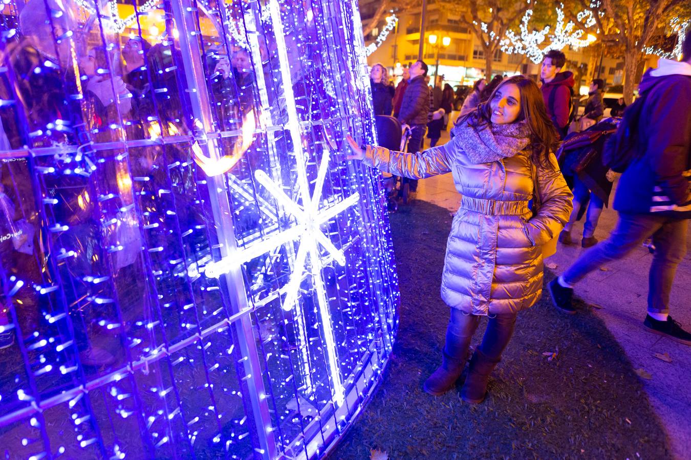 Esta tarde se ha encendido el árbol cónico, que tiene una altura de 20 metros más la estrella y de cinco metros de diámetro, en el paseo de El Espolón logroñés