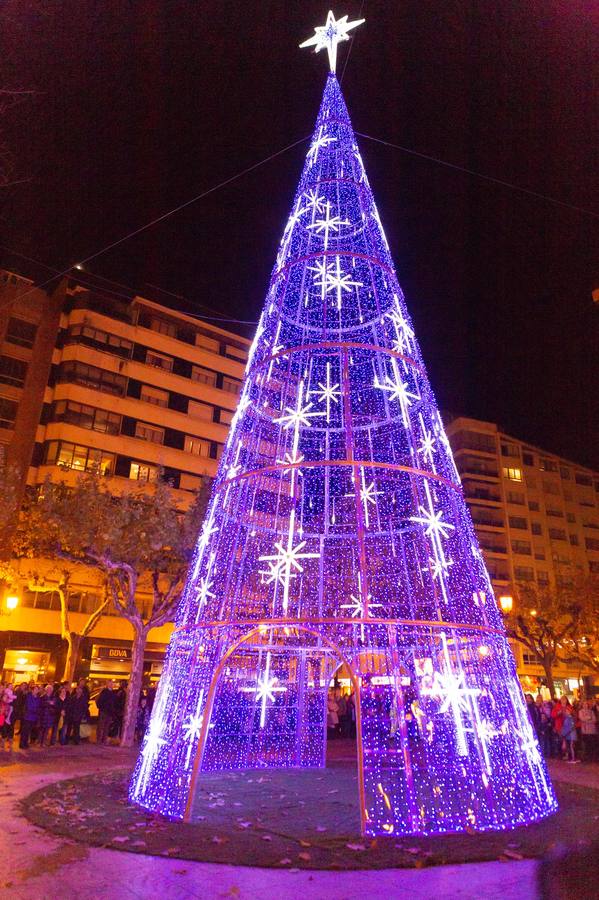 Esta tarde se ha encendido el árbol cónico, que tiene una altura de 20 metros más la estrella y de cinco metros de diámetro, en el paseo de El Espolón logroñés