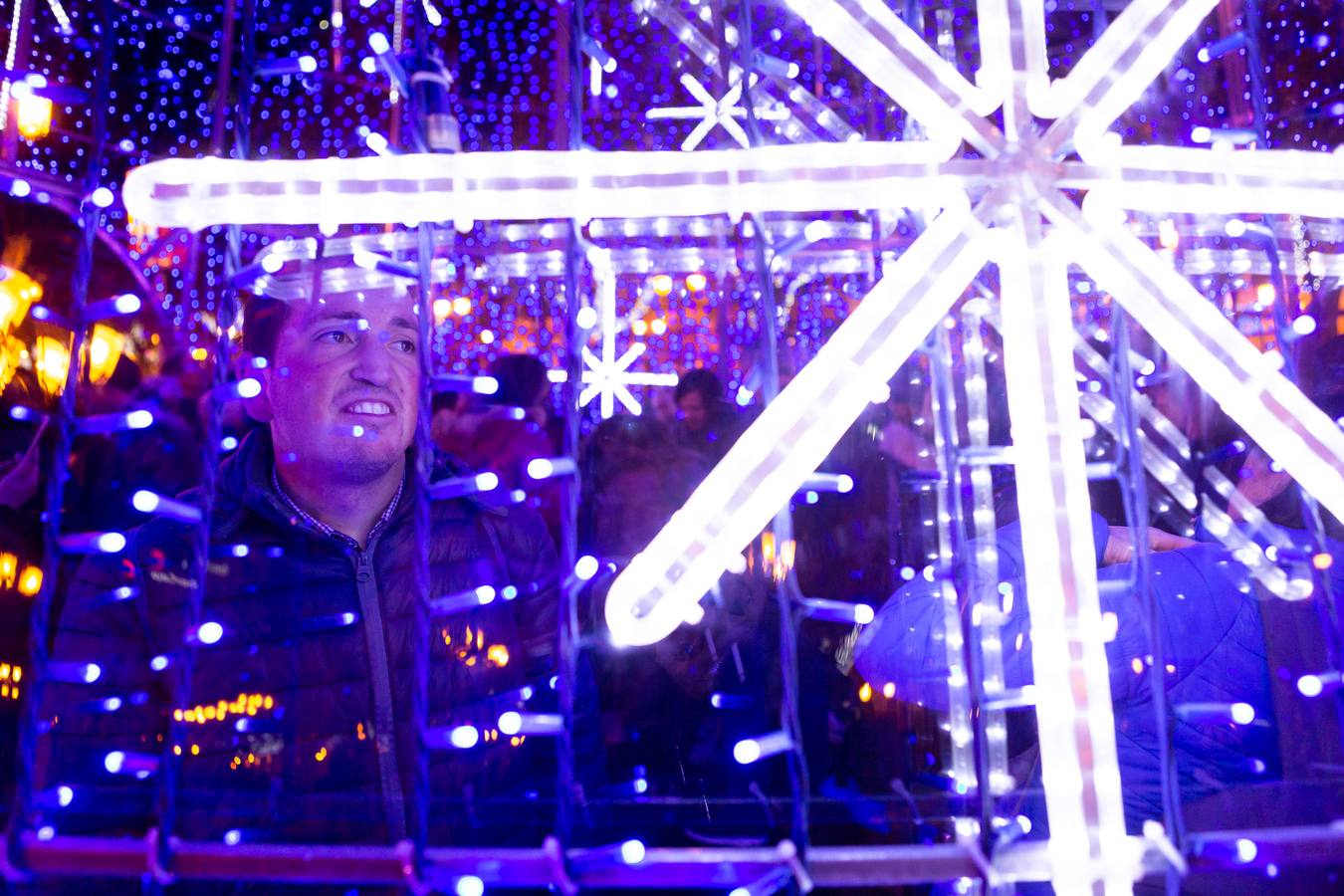 Esta tarde se ha encendido el árbol cónico, que tiene una altura de 20 metros más la estrella y de cinco metros de diámetro, en el paseo de El Espolón logroñés