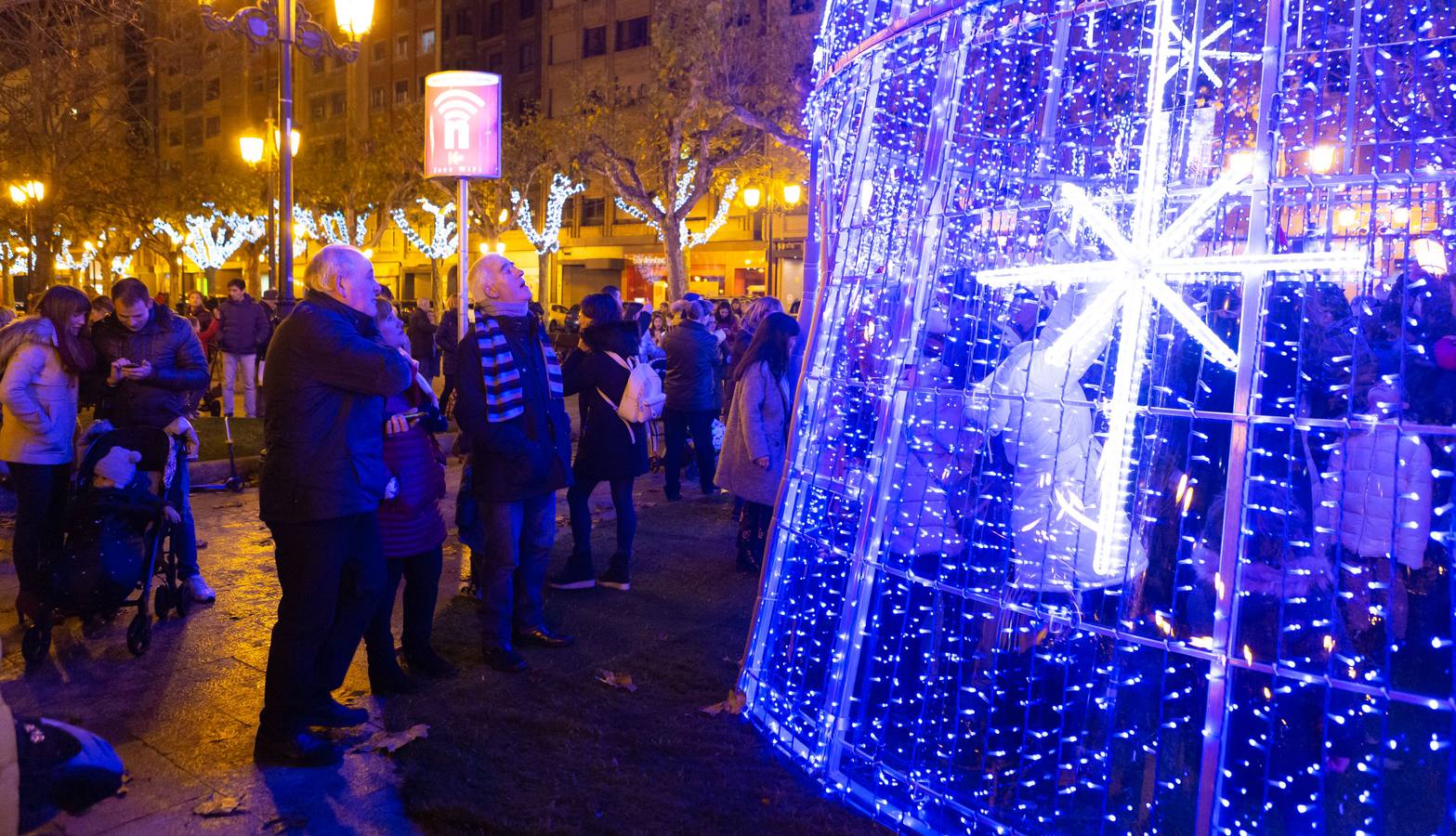 Esta tarde se ha encendido el árbol cónico, que tiene una altura de 20 metros más la estrella y de cinco metros de diámetro, en el paseo de El Espolón logroñés