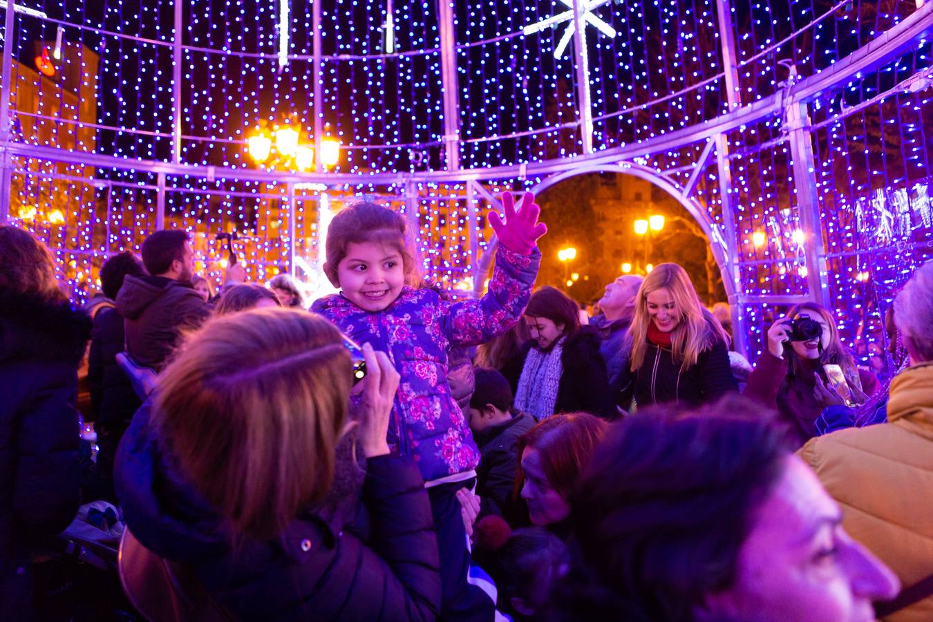 Esta tarde se ha encendido el árbol cónico, que tiene una altura de 20 metros más la estrella y de cinco metros de diámetro, en el paseo de El Espolón logroñés