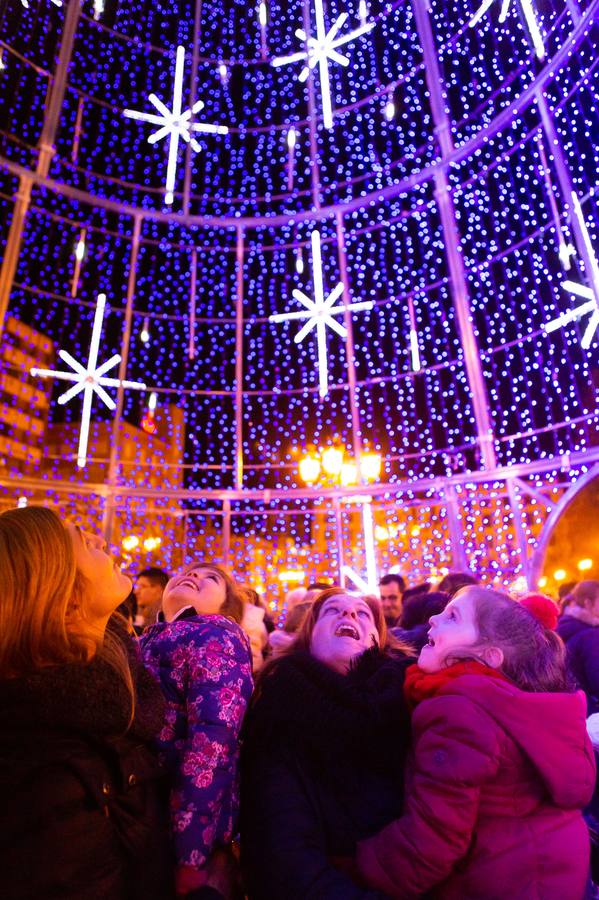 Esta tarde se ha encendido el árbol cónico, que tiene una altura de 20 metros más la estrella y de cinco metros de diámetro, en el paseo de El Espolón logroñés