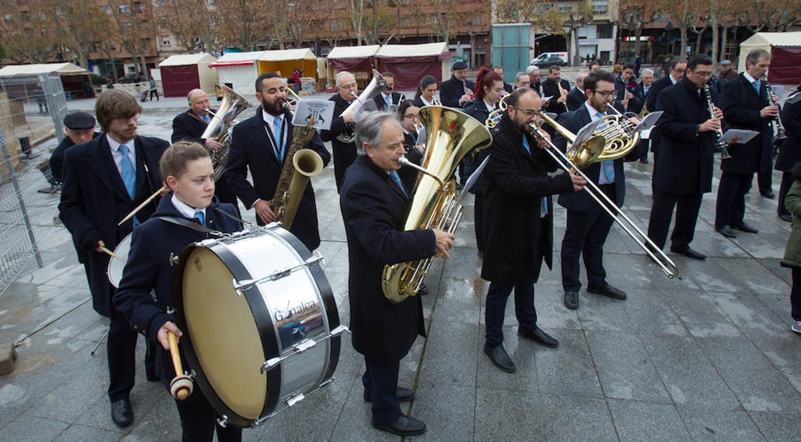 La alcaldesa de la capital riojana, Concepción Gamarra, ha felicitado hoy la Navidad a los logroñeses en la inauguración del Belén monumental situado en la plaza del Consistorio en la que han participado 220 niños de los colegios Compañía de María, San Francisco, Duquesa de la Victoria y Adoratrices, acompañados por la Banda de Música de Logroño.