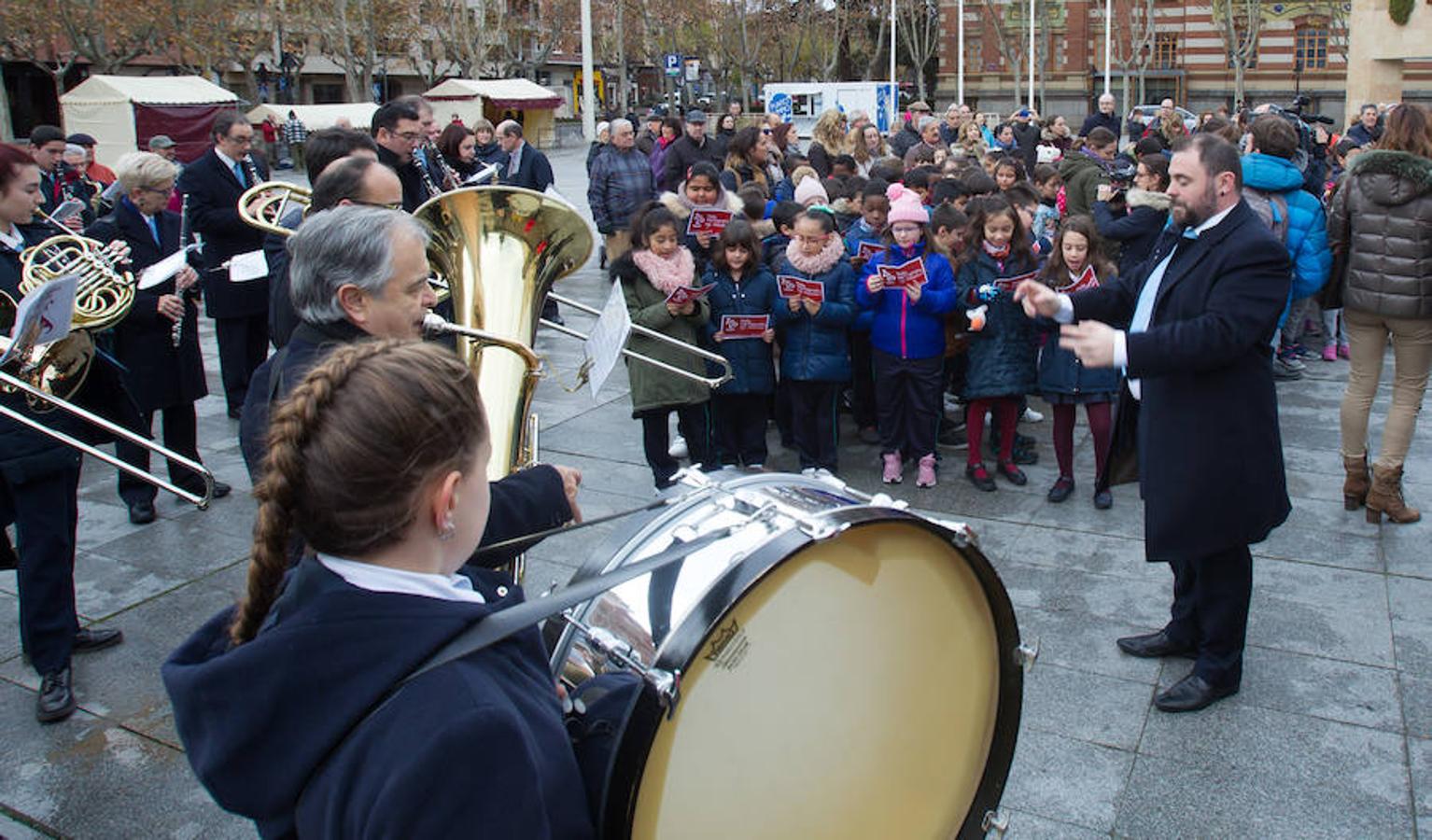 La alcaldesa de la capital riojana, Concepción Gamarra, ha felicitado hoy la Navidad a los logroñeses en la inauguración del Belén monumental situado en la plaza del Consistorio en la que han participado 220 niños de los colegios Compañía de María, San Francisco, Duquesa de la Victoria y Adoratrices, acompañados por la Banda de Música de Logroño.